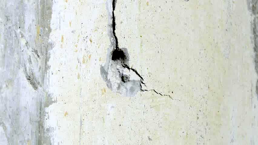 Cách trám lỗ khoan trên tường bằng keo trám lỗ khoan Wall Putty